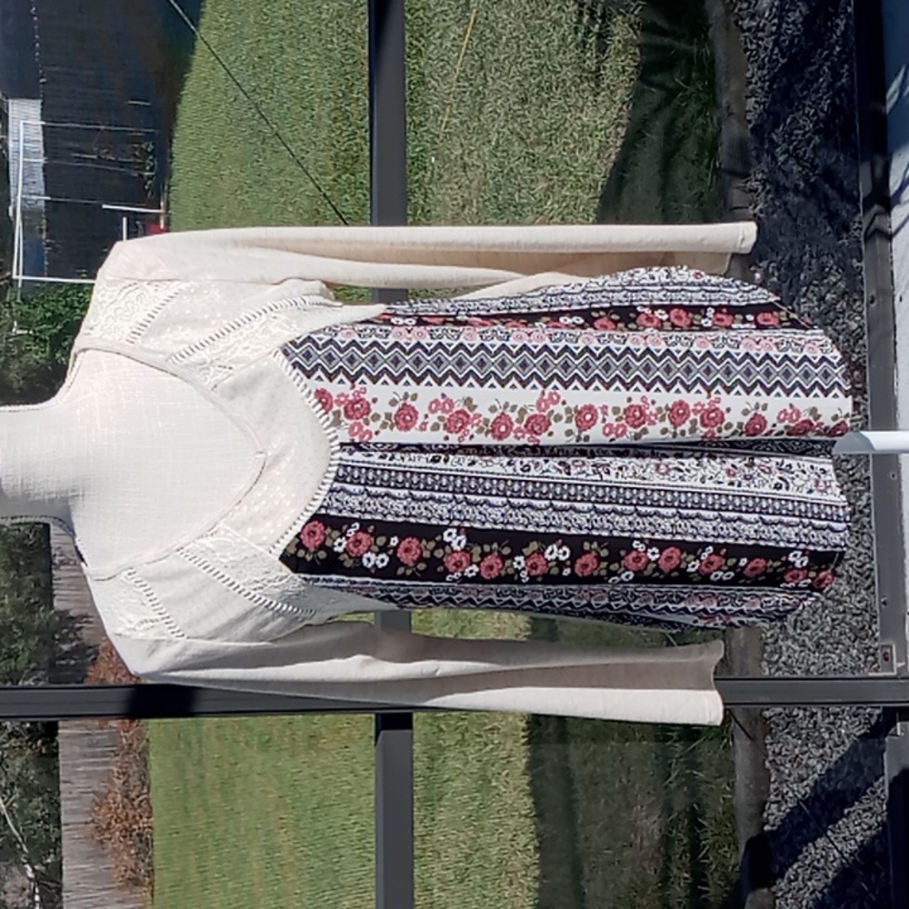 Taylor & Sage Women's Size Medium V- Neck Long Sleeve Floral/Lace Top